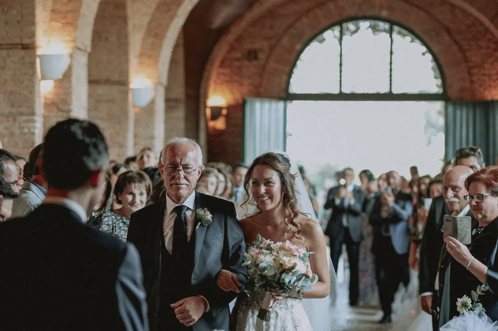 L'arrivo della sposa, accompagnata dal padre il giorno del suo Matrimonio nella Tenuta Visconti in Basilicata