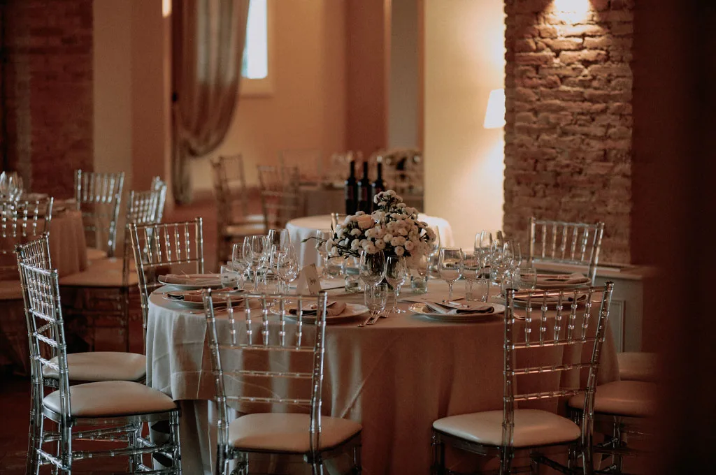 ’apparecchiatura dei tavoli del ricevimento di nozze a tenuta visconti in Basilicata