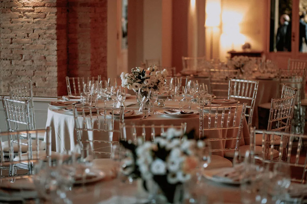 Mise en place e allestimento della sala ricevimenti di Tenuta Visconti per un Matrimonio
