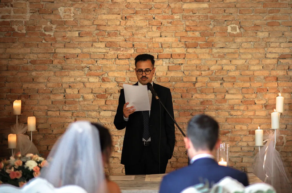 Il testimone di nozze, legge una poesia, durante il rito civile del Matrimonio a Marconia nella Dimora Storica